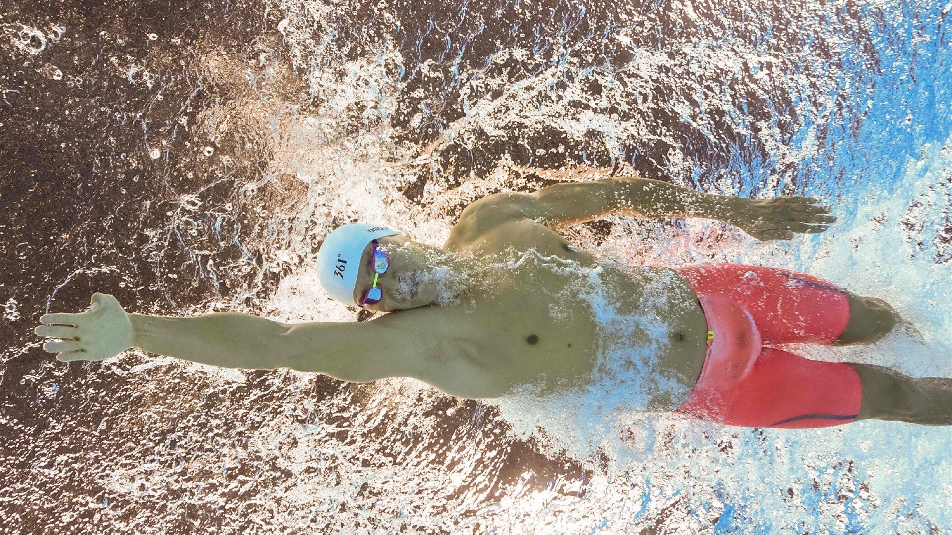 冠军赛赛场燃情时刻剪影引发社交平台热议，冠军时刻百度百科